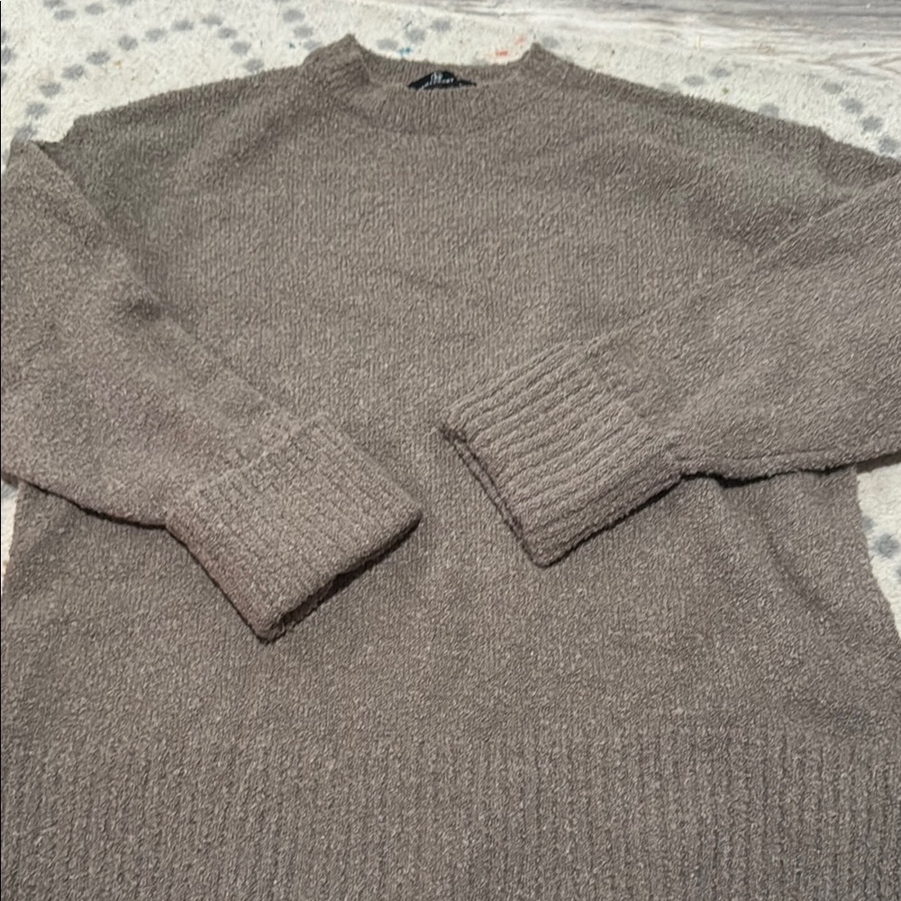 Elegant Crewneck Sweater in Classic Brown